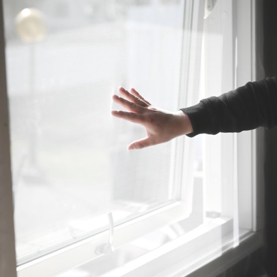 Selbstklebendes Moskitonetz für Fenster - zum Schließen ins Bild klicken
