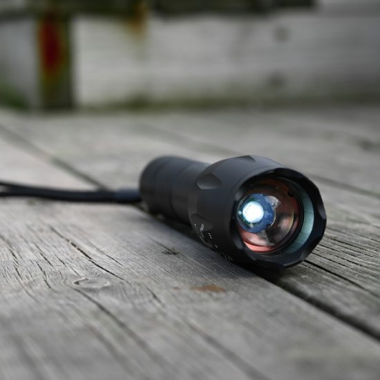 LED-Taschenlampe - Wiederaufladbar (USB) - zum Schließen ins Bild klicken