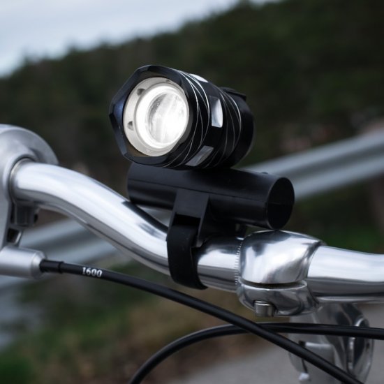 Leistungsstarkes Fahrradlicht (USB-Aufladung) - zum Schließen ins Bild klicken