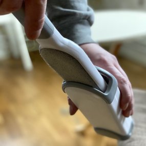 Staub- und Haarentfernungsbürste mit Ständer