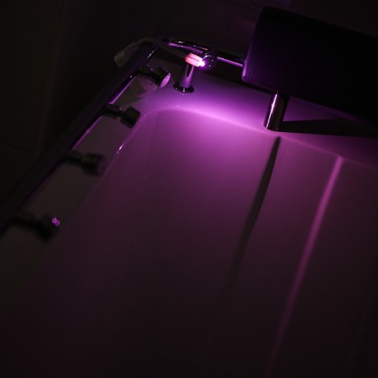 LED-Beleuchtung für die Toilette - zum Schließen ins Bild klicken