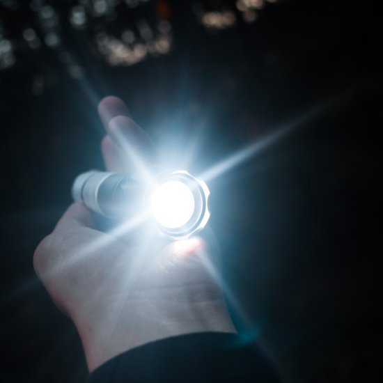Leistungsstarke LED Taschenlampe - 5 Modi - zum Schließen ins Bild klicken