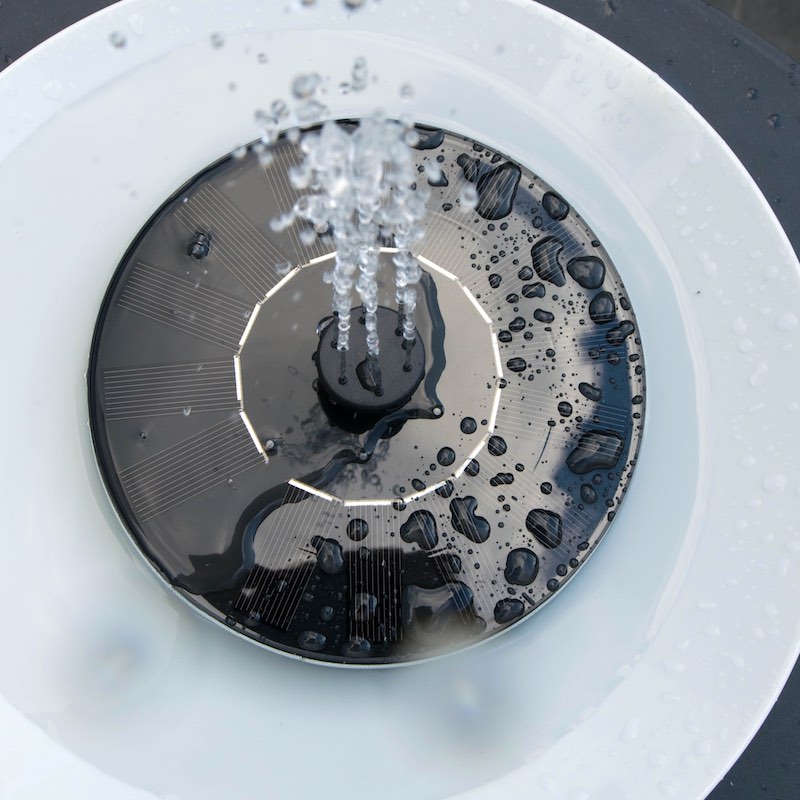 Brunnen mit Solarzellen
